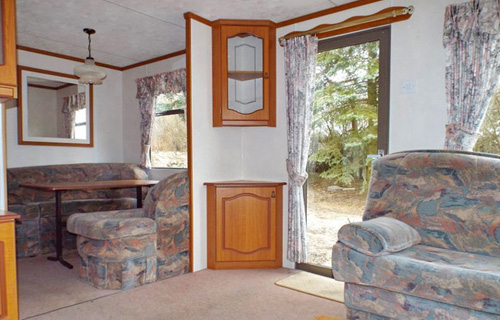 Wohnzimmer und Ausgang des Mobilheimes