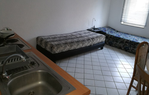 K&uuml;che und Schlafbereich der Monteurzimmer