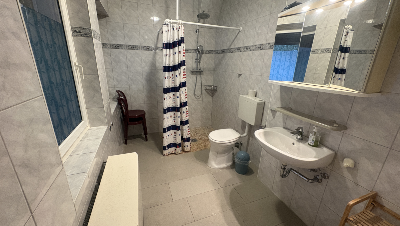 Badezimmer (EG) Badezimmer (EG)